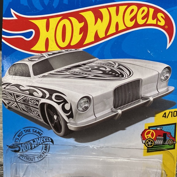 Hot Wheels | Art Cars #4 of 10 Cars: Fish’d & Chip’d - 1:64 Scale Die Cast - Picture 5 of 14